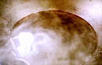 锅置火上，加入适量清水和盐，烧开