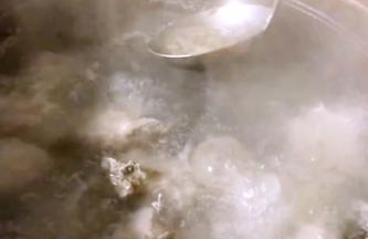 大火烧开后，撇去浮末，再转小火炖30分钟