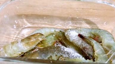 加入盐、料酒拌匀腌制入味