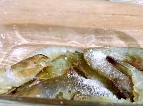 加入盐、料酒拌匀腌制入味