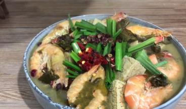 淋入青蒜叶和花椒上面即可