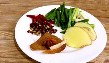 青蒜洗净切成段，姜洗净切片，花椒、干辣椒、卤料备用