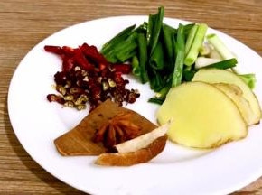 青蒜洗净切成段，姜洗净切片，花椒、干辣椒、卤料备用