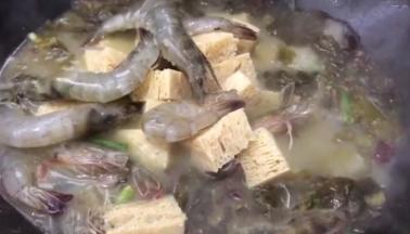 放入冻豆腐和虾煮熟