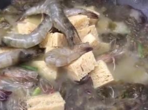 放入冻豆腐和虾煮熟