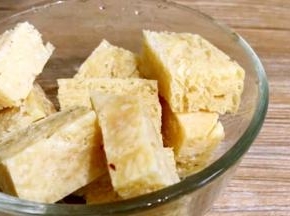 将冻豆腐提前解冻，切成小块备用