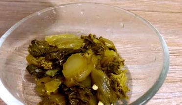 酸菜切成小段备用