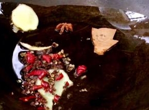 锅烧热油，放入姜片、卤料、干辣椒、少许花椒爆香