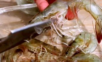 再用剪刀剪去虾须