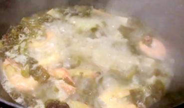 调入少许盐、胡椒粉、味精