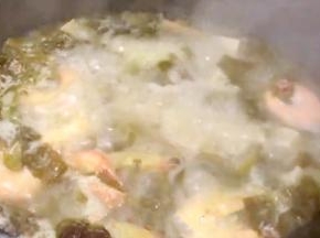 调入少许盐、胡椒粉、味精