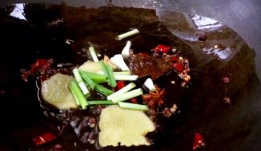 加入青蒜杆子炒香