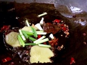 加入青蒜杆子炒香