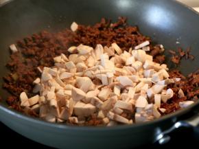 这时候下蘑菇翻炒。
