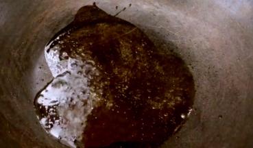 另起锅倒入适量油，烧至七成热