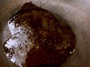 另起锅倒入适量油，烧至七成热