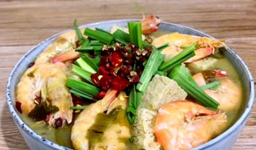 撒上少许花椒、干辣椒碎和青蒜叶