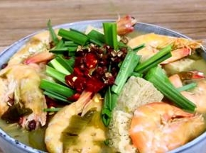 撒上少许花椒、干辣椒碎和青蒜叶