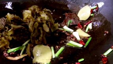 放入酸菜炒至出香味