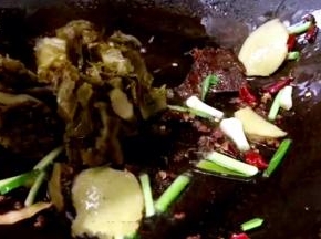 放入酸菜炒至出香味