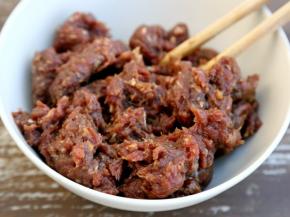 牛肉泥中加生姜末5克、老抽3克、生抽10克、蚝油5克、糖5克、适量的十三香拌匀。
