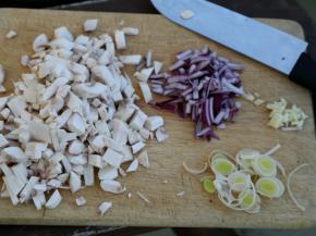 洋葱、大蒜、蘑菇和葱白全部切好备用。
