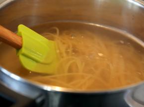煮开半锅水，水开下面，盖在锅盖用中小火煮，一直煮到面条还有点硬心。
注：中间不要点水，锅里可加1茶匙盐同煮。
