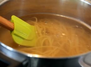 煮开半锅水，水开下面，盖在锅盖用中小火煮，一直煮到面条还有点硬心。
注：中间不要点水，锅里可加1茶匙盐同煮。
