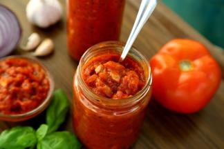 1.备好番茄酱260克，菜谱请参看