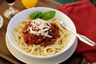 取一盘子或大碗，盛些面，再浇上些牛肉蘑菇番茄酱，顶上撒些现磨的帕马森奶酪（英语：Parmesan),摘几片新鲜的罗勒叶，美味的意大利面就完成了。
