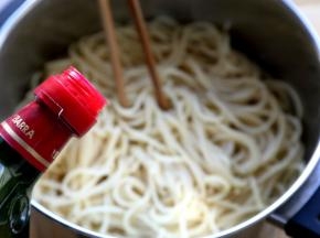 面条煮好后捞出，少倒些橄榄油拌拌，为了不粘连。