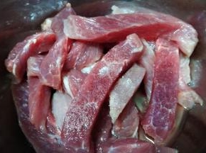 梅花猪肉茄条状