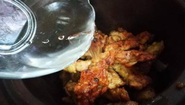 炸好的肉条放入慢炖锅中 加适量清水