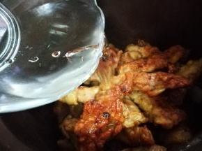 炸好的肉条放入慢炖锅中 加适量清水