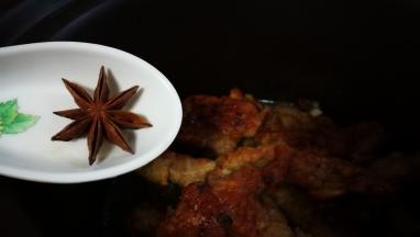 加入香菇片 加一个八角炖煮三小时左右