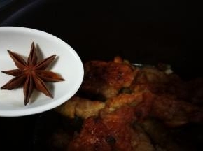 加入香菇片 加一个八角炖煮三小时左右