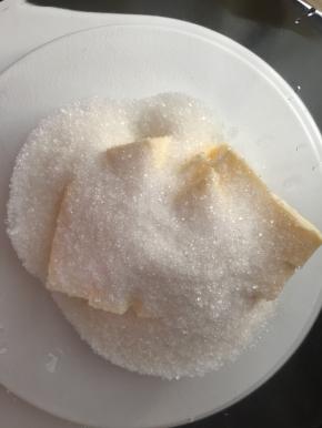 这时可以来制作菠萝皮（辅料部分）：黄油软化后加入细砂糖