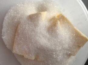 这时可以来制作菠萝皮（辅料部分）：黄油软化后加入细砂糖
