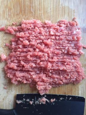 猪肉剁成泥