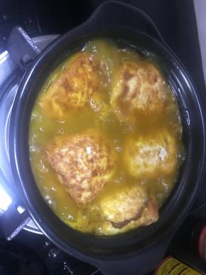 水开咖喱融化后，放入煎好的豆腐块儿，加少许盐调味，炖到入味