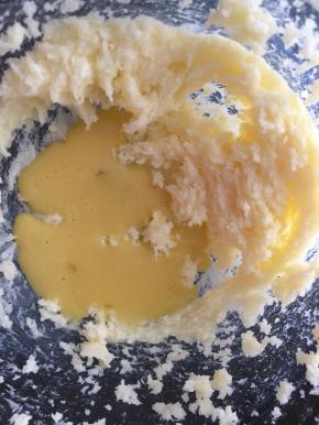 分几次加入蛋液打发（我分了五次）