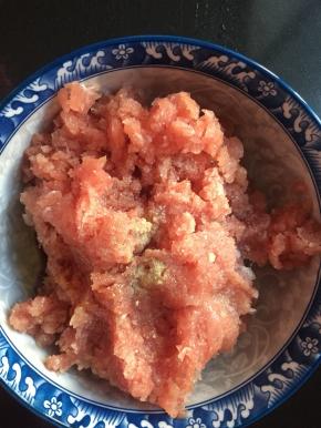 加料酒、盐、白胡椒粉拌匀，稍加腌制