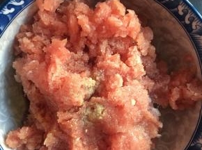 加料酒、盐、白胡椒粉拌匀，稍加腌制