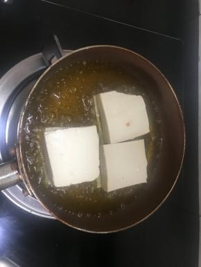 锅里热油，7成热时放入豆腐块儿