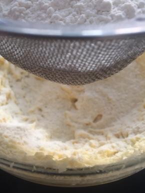 筛入低筋粉拌匀