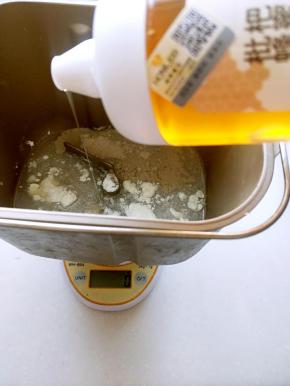 除盐，黄油外全部放入面包桶内和面10分钟