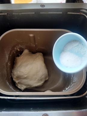 和面结束加入盐揉面5分钟