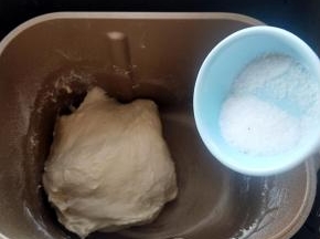 和面结束加入盐揉面5分钟