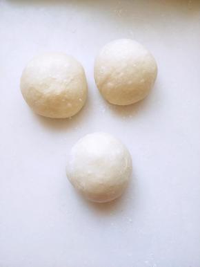 发酵两倍大分成三份滚圆静置10分钟