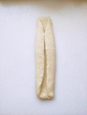 擀成长舌状两边向里合过来